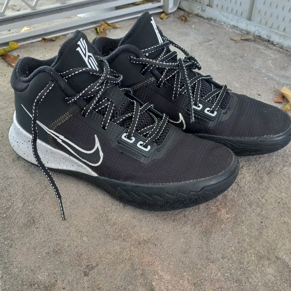 Nike Kyrie flytrap boys size 6